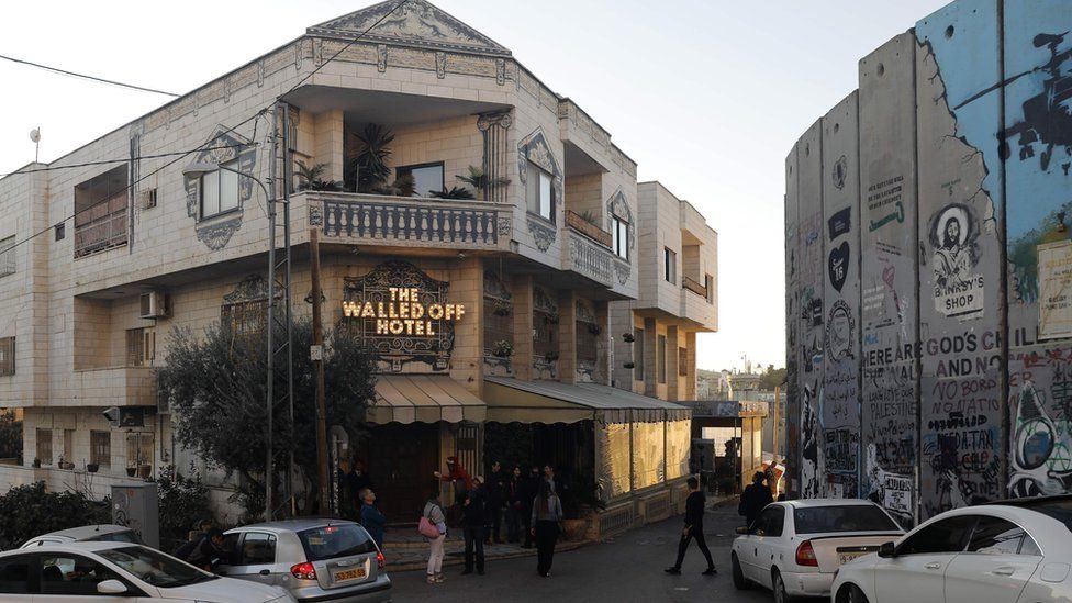 と*き様 バンクシー THE WALLED OFF HOTEL WallSouv The Walled Off Hotel, March 2017 - Banksy Explained